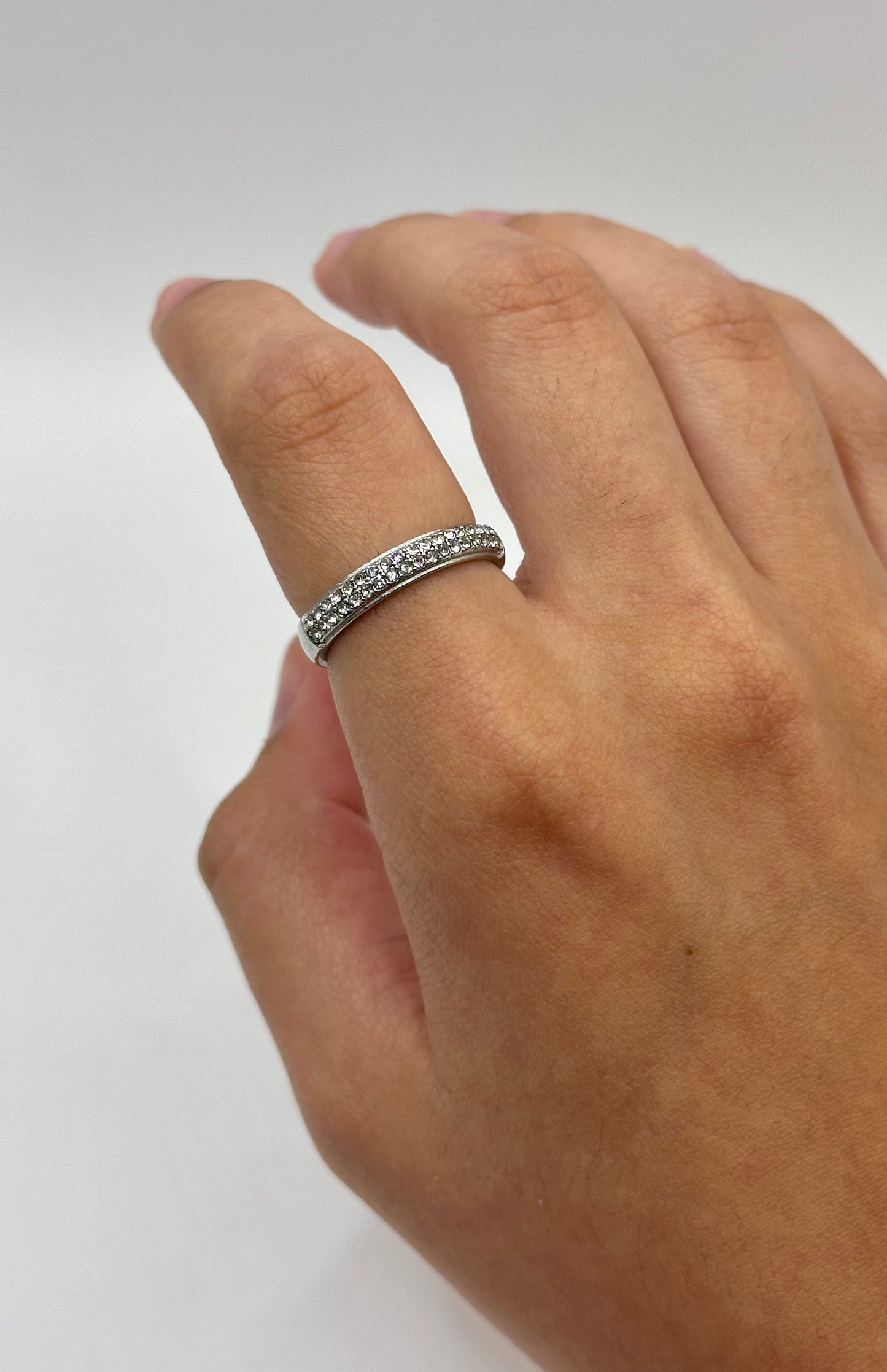 ANILLO PLATEADO TIPO ARGOLLA + BRILLOS