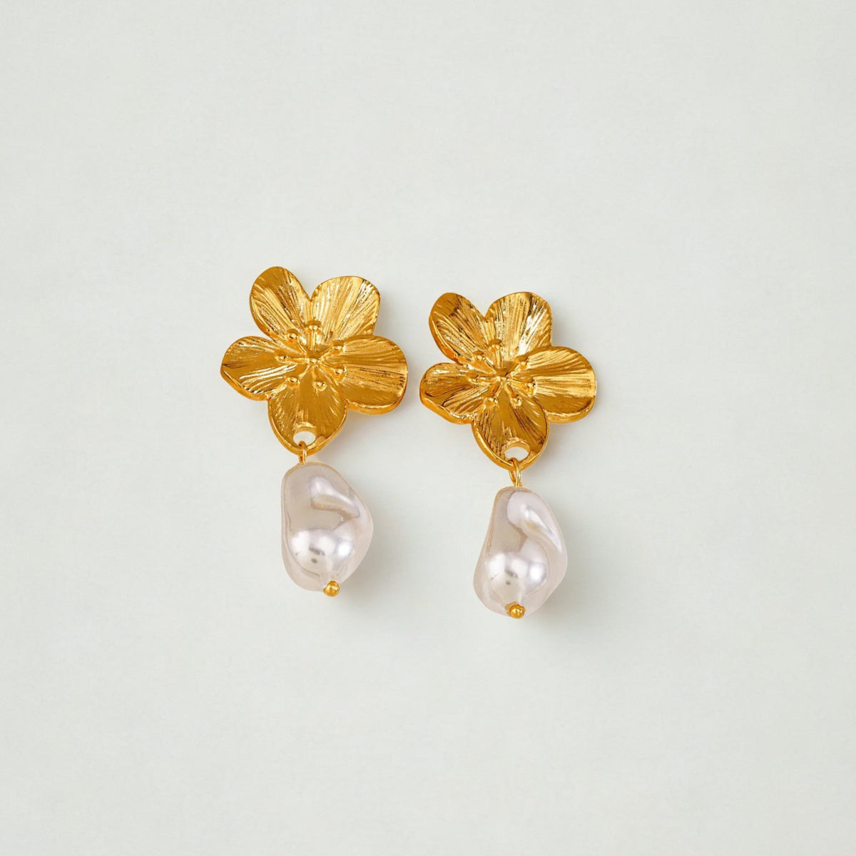 ARETE FLOR CON PERLA COLGANTE