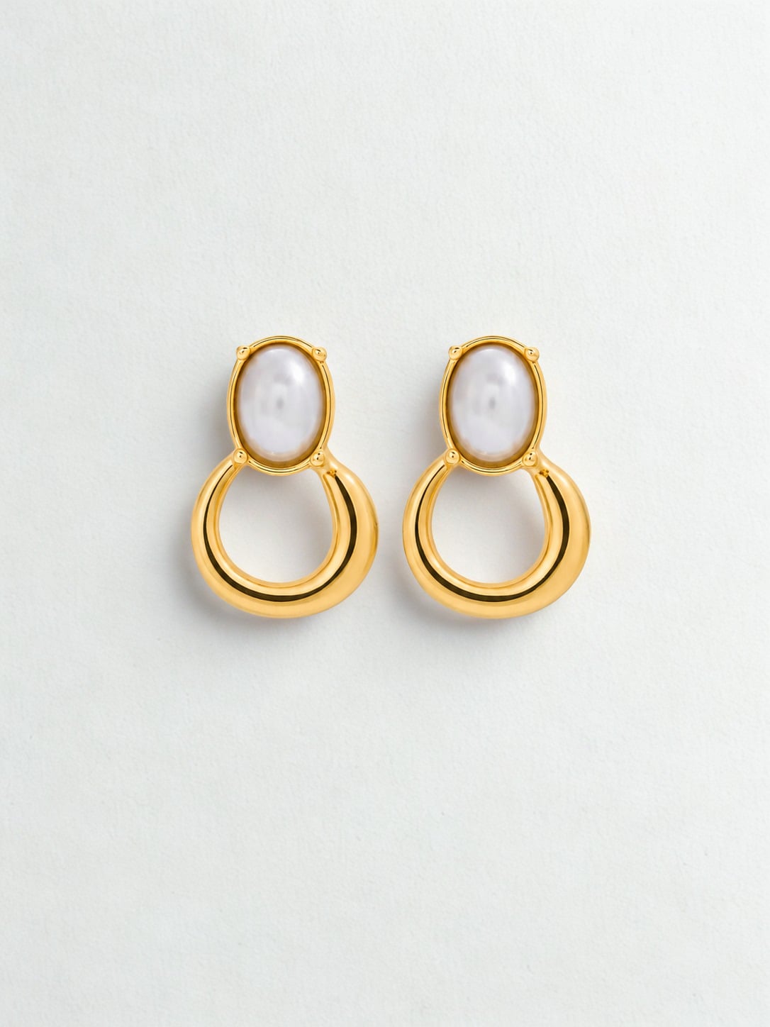 ARETE OVALADO CON PERLA