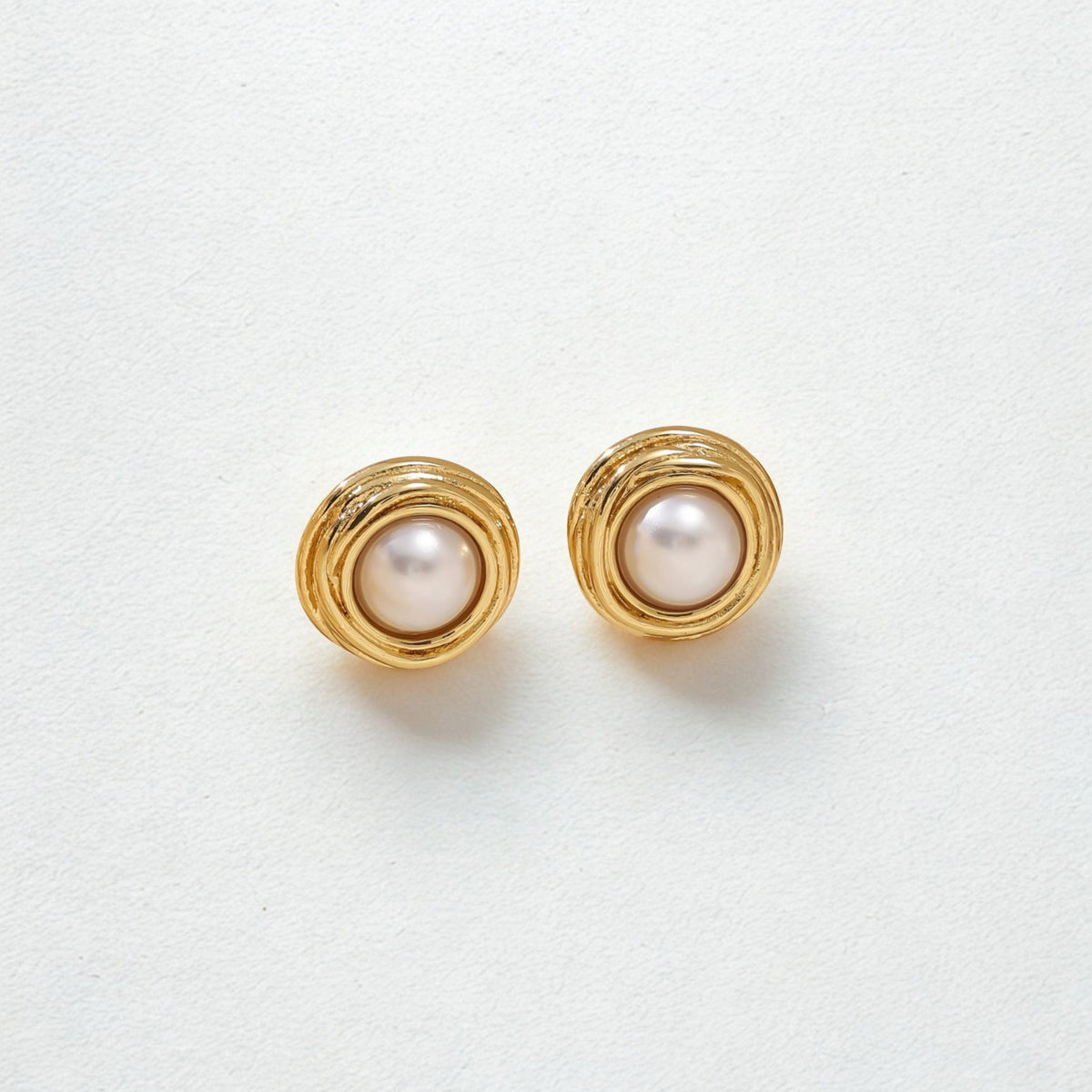 ARETE PERLA DETALLE DORADO