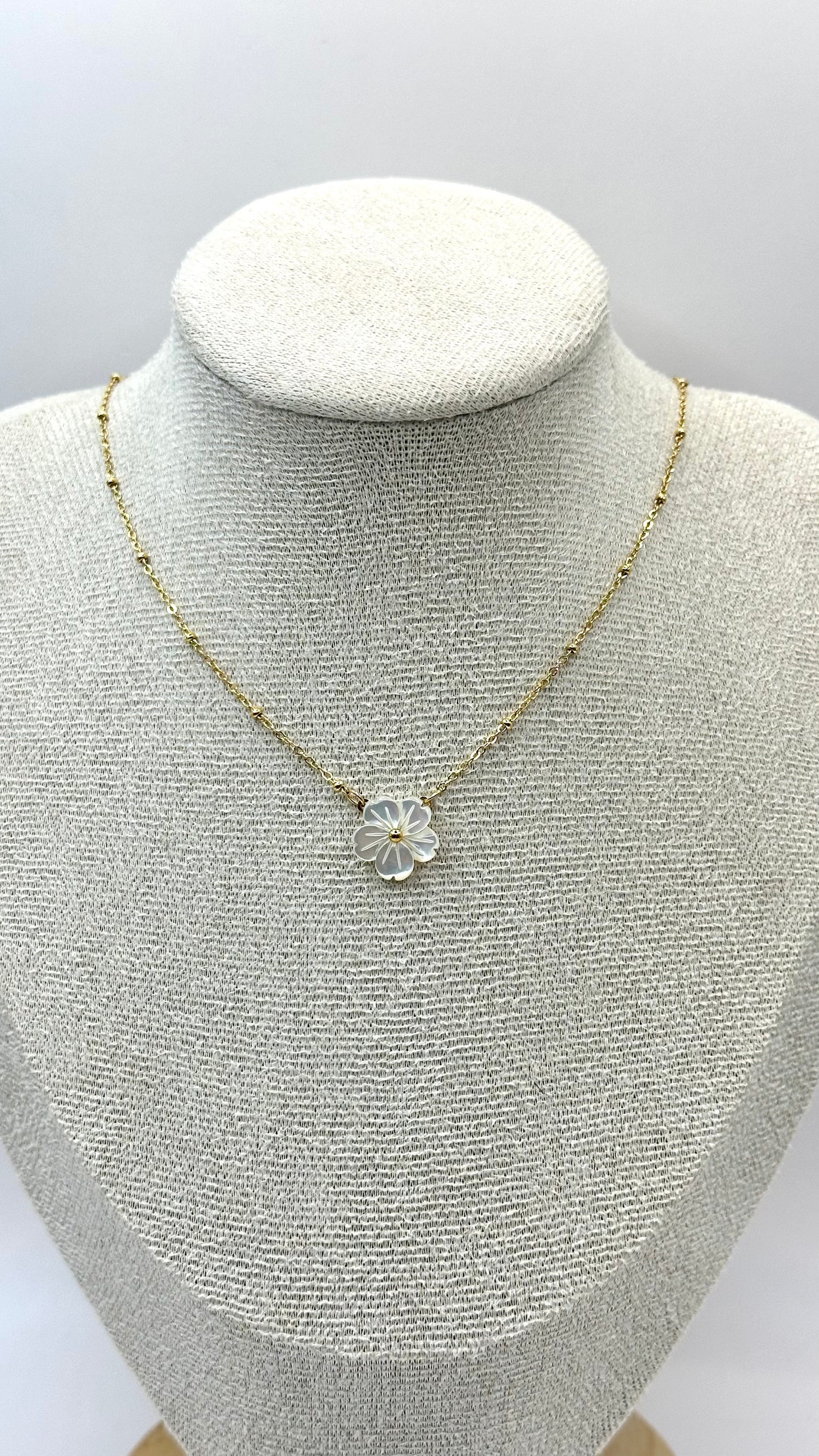 COLLAR FLOR APERLADA
