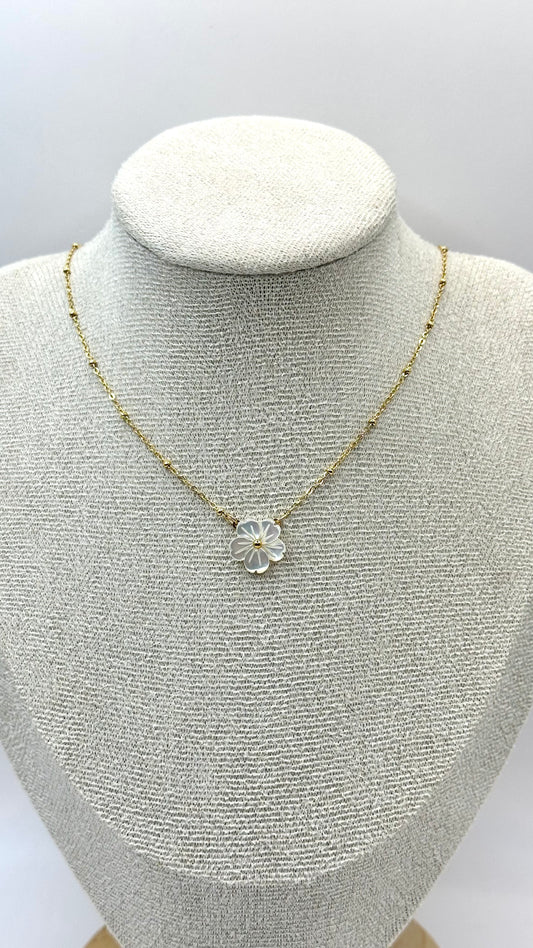 COLLAR FLOR APERLADA