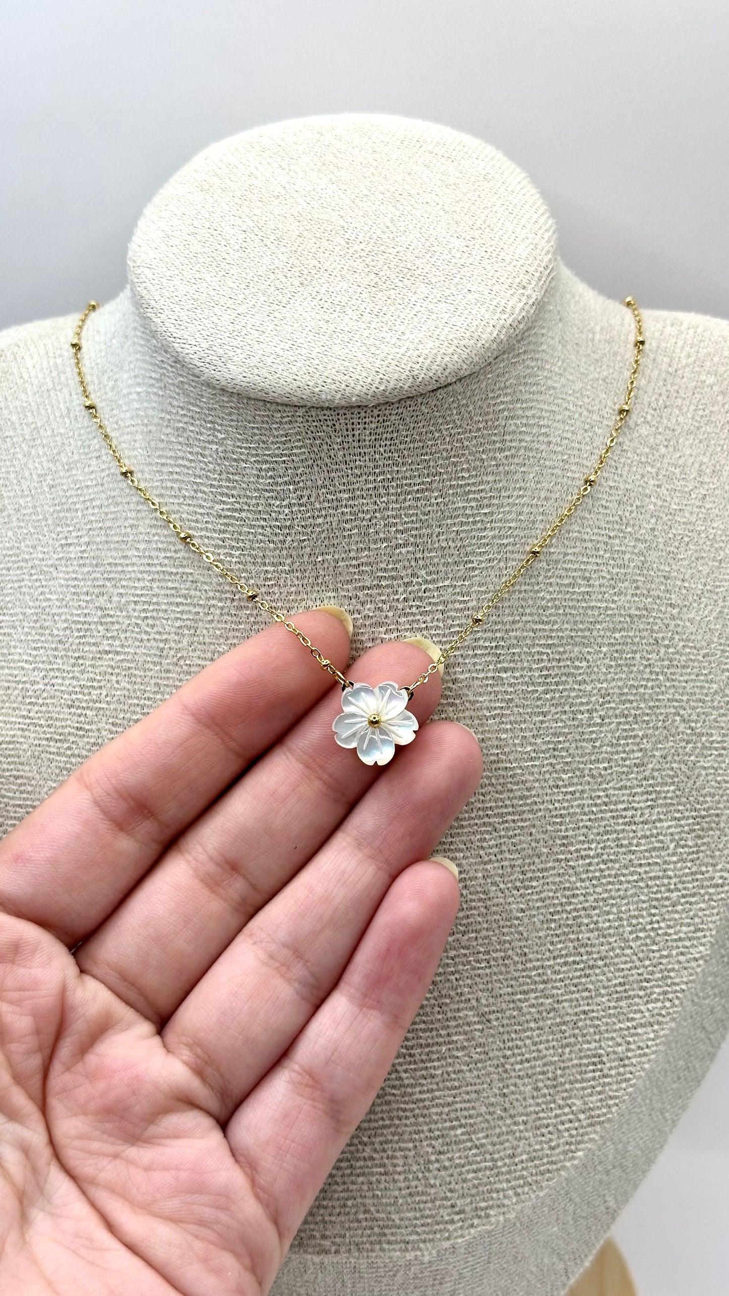COLLAR FLOR APERLADA