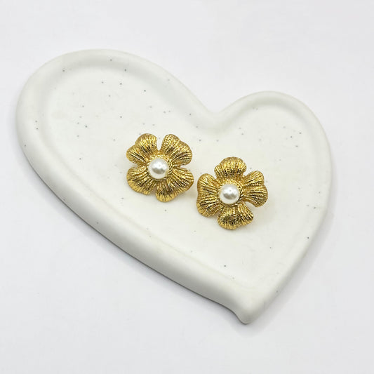 ARETE FLOR CON DETALLE DE PERLA