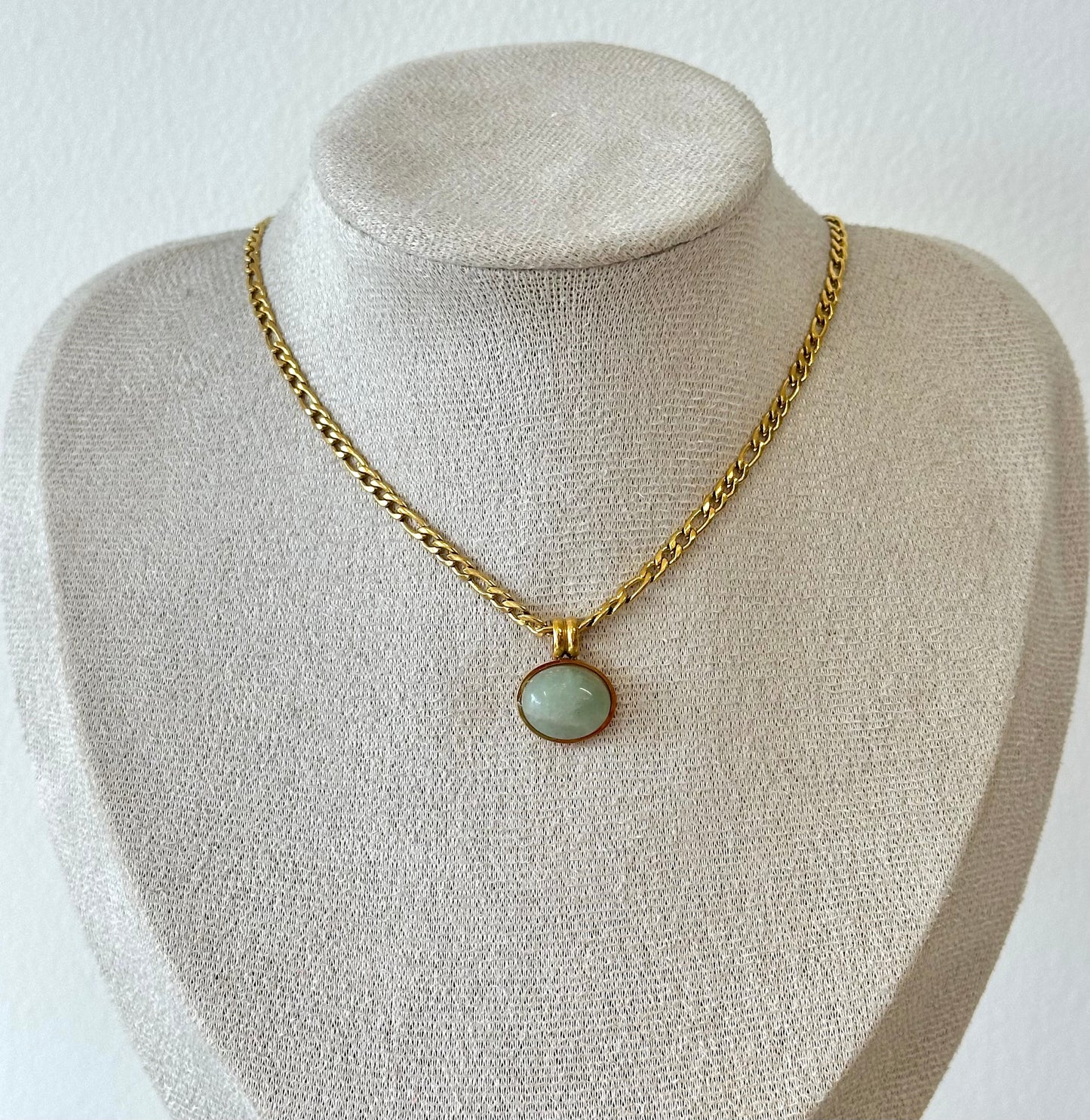 COLLAR DIJE OVALADO VERDE CLARO